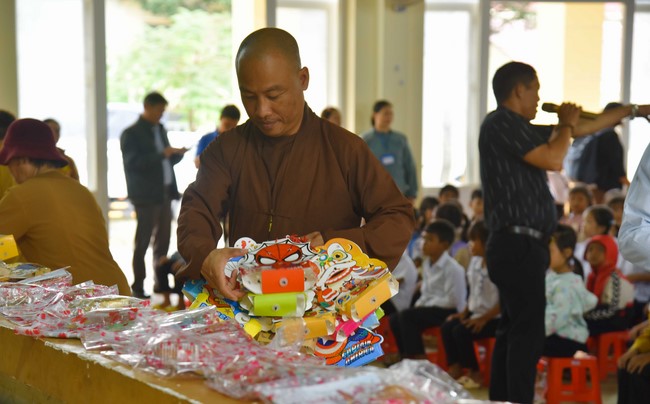 Ban Từ thiện: Tặng quà Trung Thu cho các em học sinh ở Đắk Som, Đăk Nông